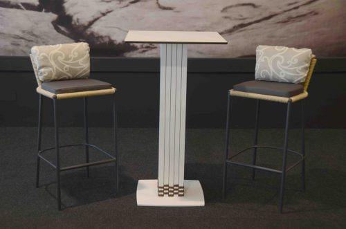 Conjunto Habana Mesa alta con taburetes para interior