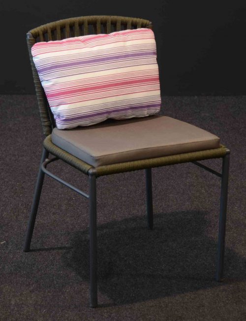 Silla Habana pintada en color antracita encordada con poliéster verde oscuro y asiento tapizado oscuro con cojín respaldo a rayas violeta y rojo