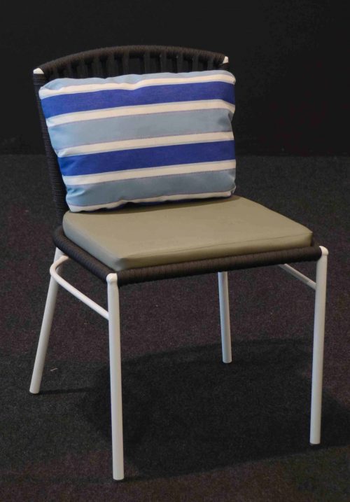 Silla Habana pintada en blanco encordada con poliéster negro y asiento tapizado de color crema con cojín respaldo azul a rayas