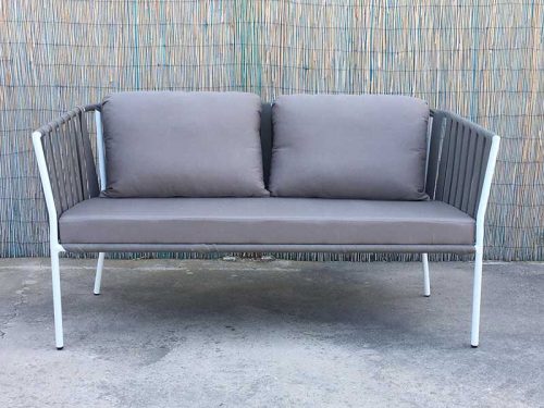 Sofá exterior con cinta color mineral