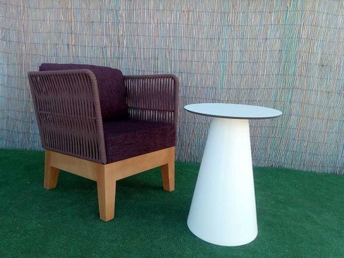 Mesita balconera con butaca trenzada