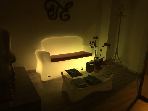 Sofá Brujo polietileno iluminado con luz led color amarillo