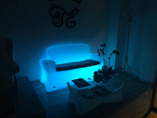 Sofá Brujo Opal iluminado con luz led color azul