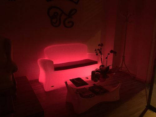 Sofá Brujo Opal iluminado con luz led color rojo